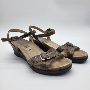 Mephisto green reptile print leather criss-cross strap with low wedge heel Sz 8